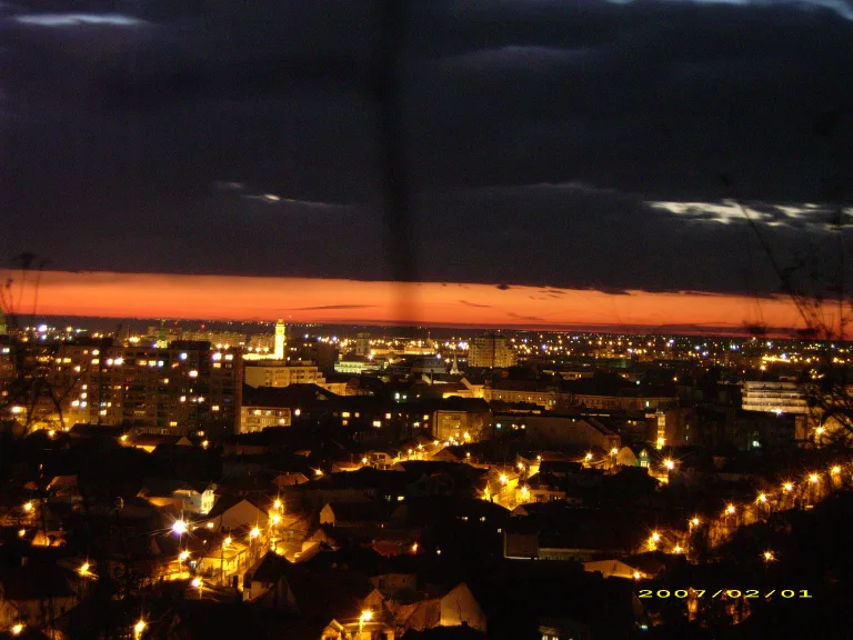 Panorama Oradiei noaptea, văzută de pe Dealul Ciuperca