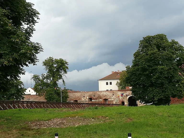 Cetatea Oradea, cu bastioanele și șanțul de apărare